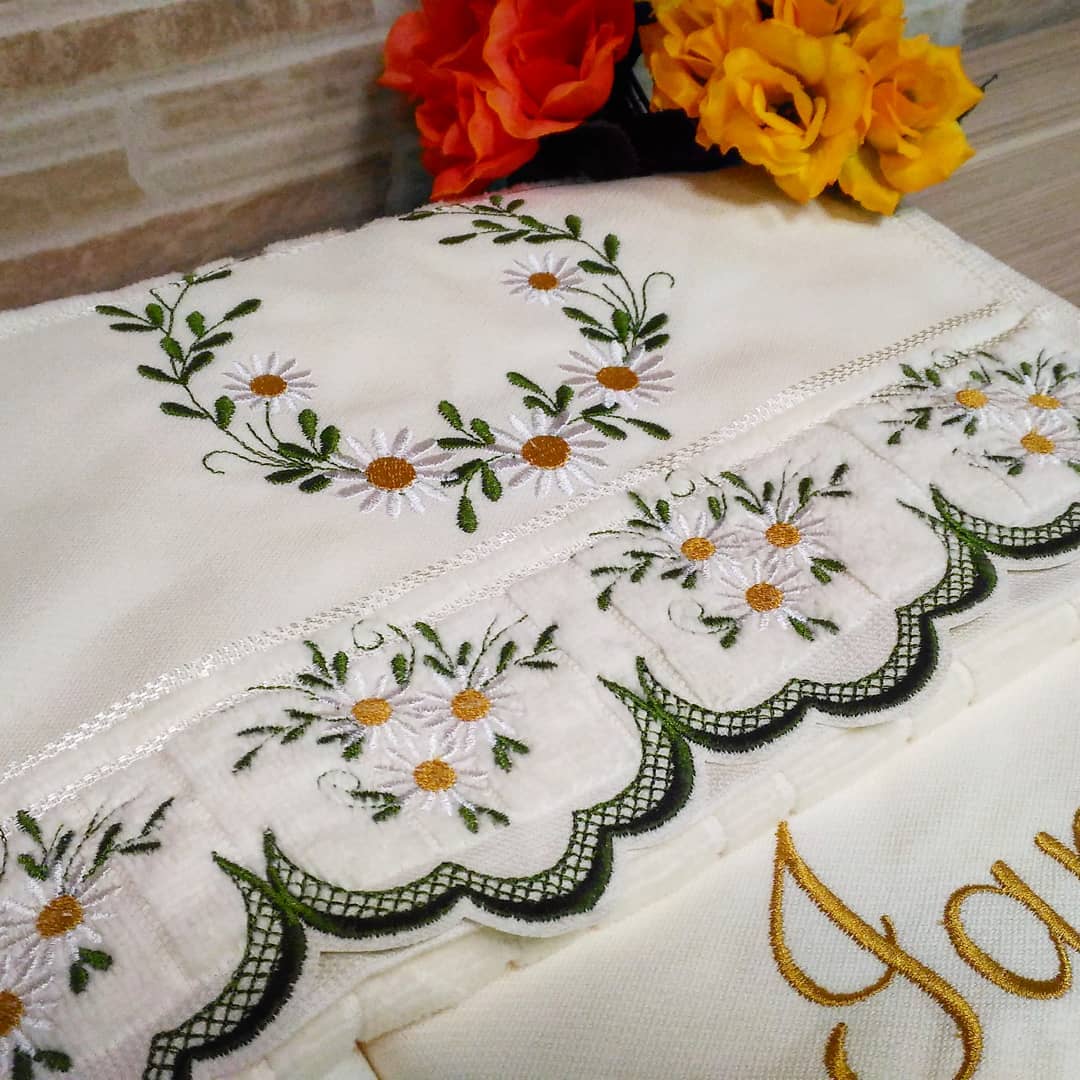 Toalha de Mesa com Flores bordada em Ponto Xadrez e bico de crochê. Para  outras cores e tama…