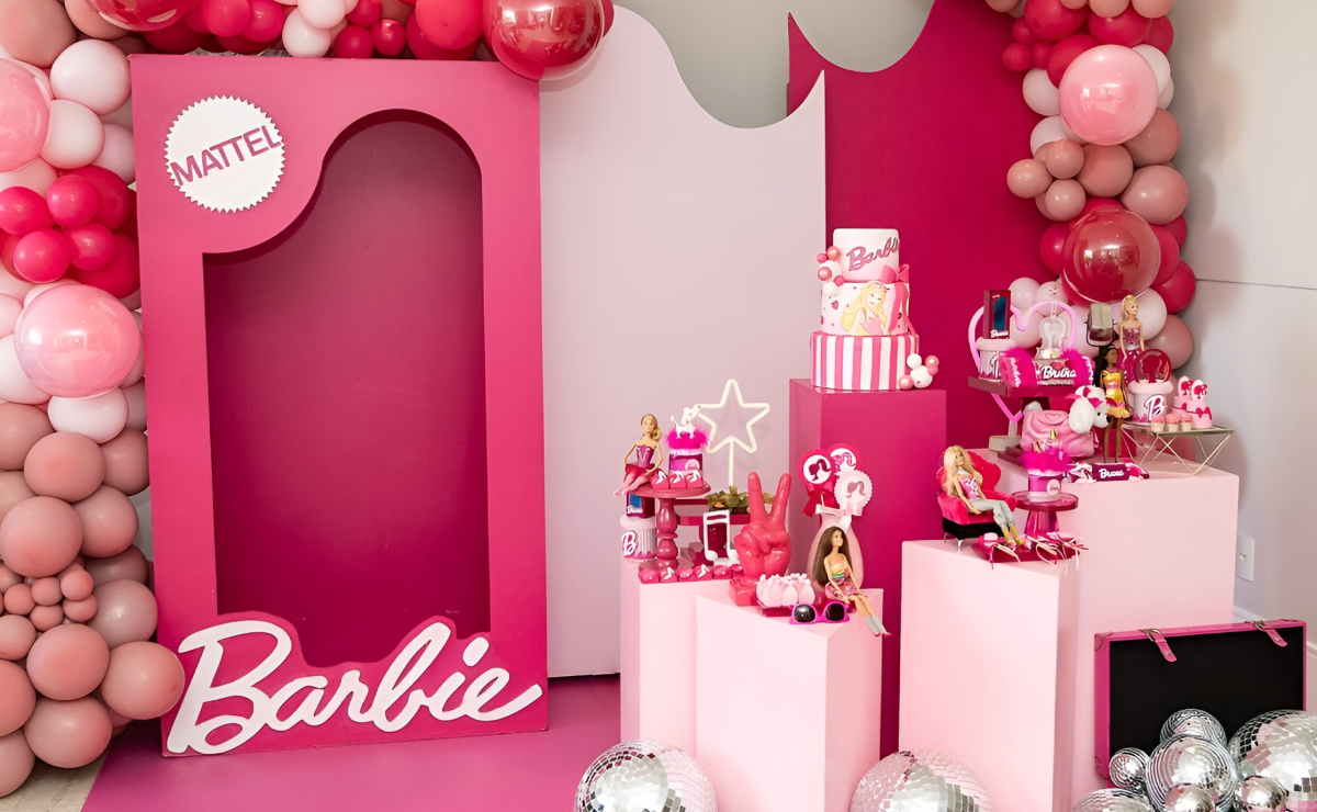 No hay descripción de la foto disponible.  Decoração festa barbie, Festa  barbie paris, Festa de aniversário da barbie