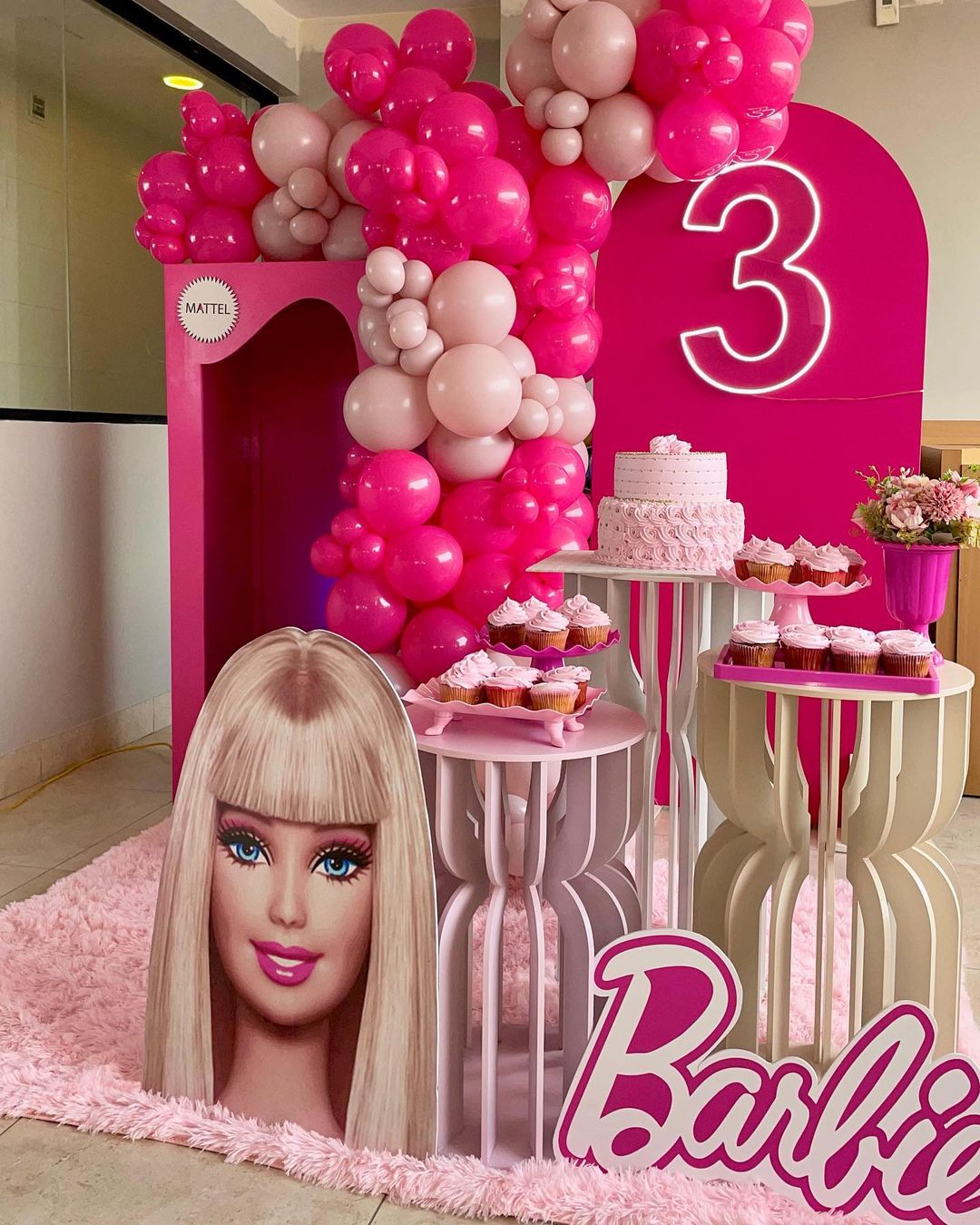 No hay descripción de la foto disponible.  Decoração festa barbie, Festa  barbie paris, Festa de aniversário da barbie