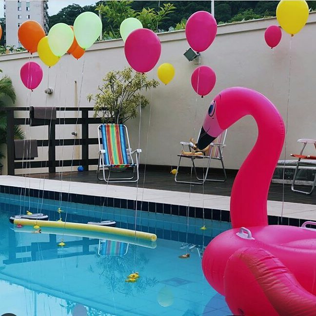 Veja como fazer uma pool party gastando pouco e usando a criatividade   Festa pool party decoração, Festa havaiana simples, Decoração de festa  havaiana