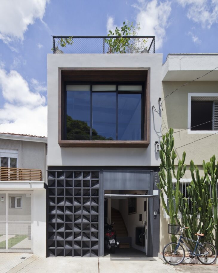Casa com fachada discreta esconde uma bela varanda