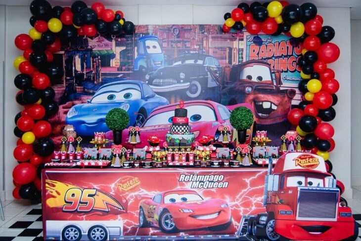 Bolo decorado com pasta americana no tema Relâmpago Mcqueen, do filme carros  da Disney. para festa de aniversario infa…