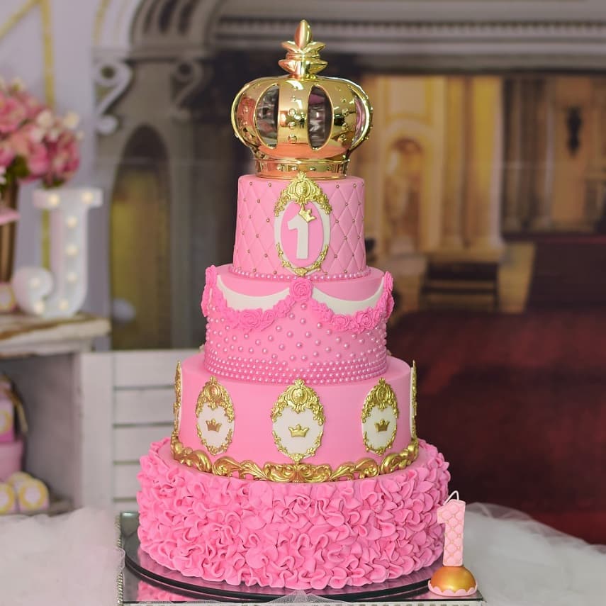 Bolo princesa rosa e dourado #boloprincesa #bolocenografic…