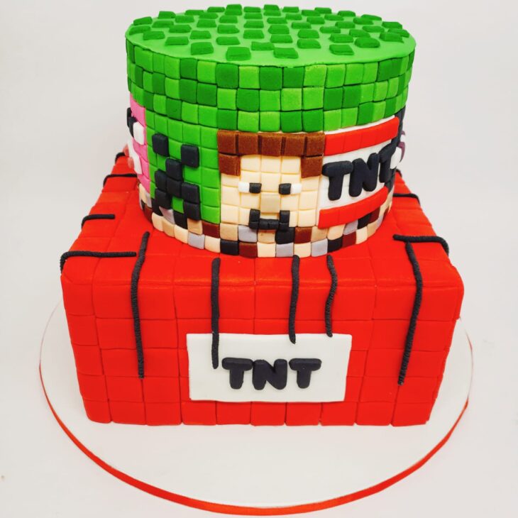 Bolo de Pasta Americana: Bolo Minecraft quadrado com 3 TNT de Pasta  Americana