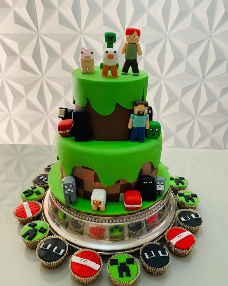 Bolo Minecraft: dicas e inspirações para um bolo criativo e original   Tortas minecraf, Postres para mesa de postres fiestas, Tarta de minecraft