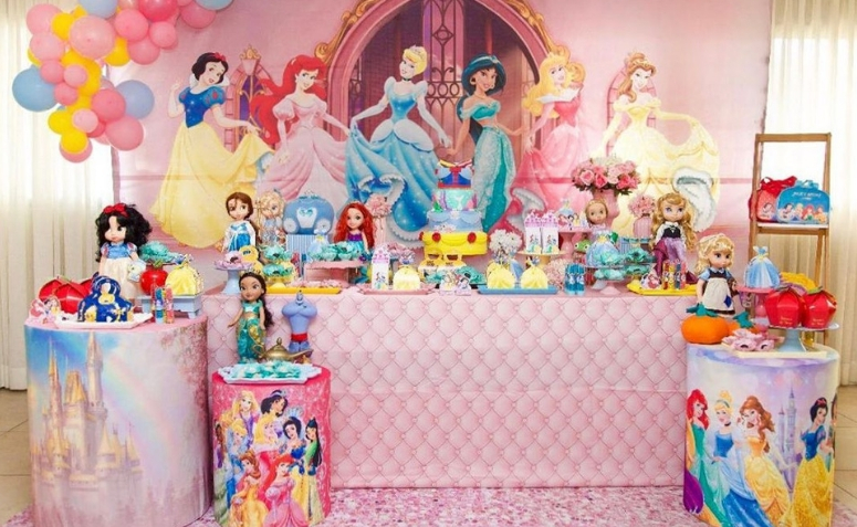 A imagem pode conter: texto  Bolo princesa, Festas de aniversário de  princesa, Decoração festa princesas disney