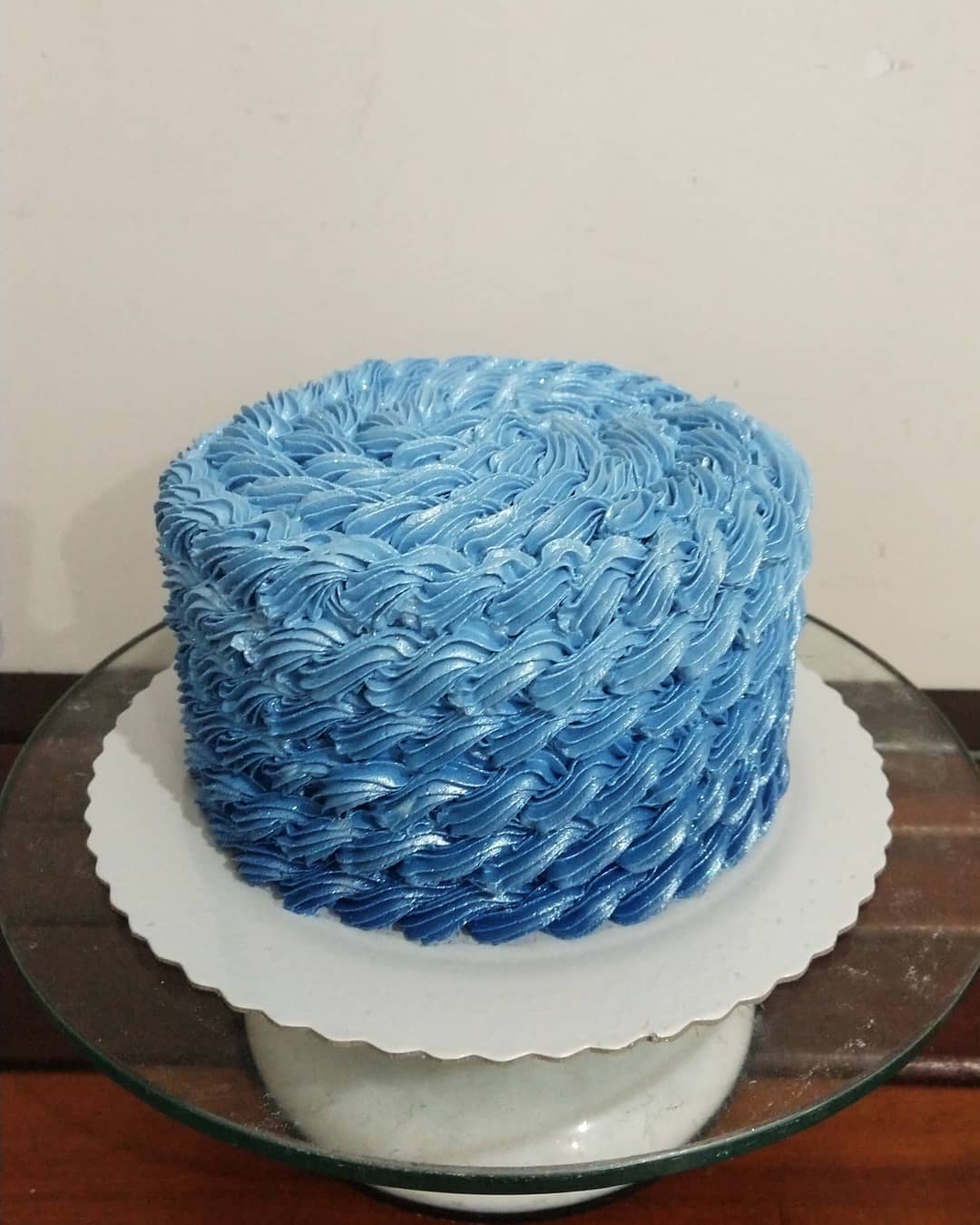Bolo azul quadrado decoração simples e fácil em chantininho