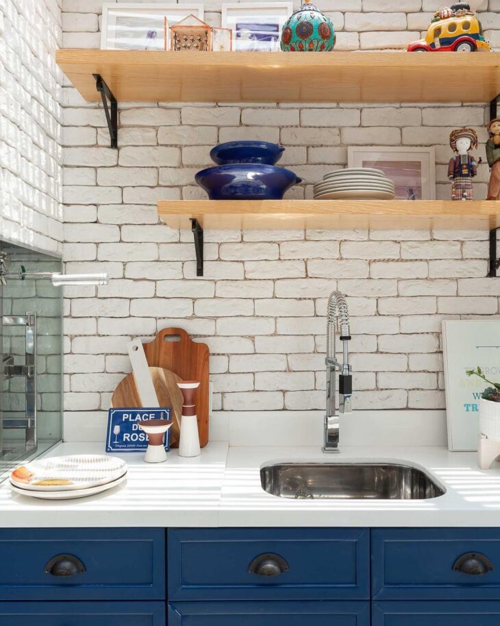 12 ideias para usar prateleiras na decoração  Cozinhas domésticas, Cozinha  com prateleiras, Cozinhas
