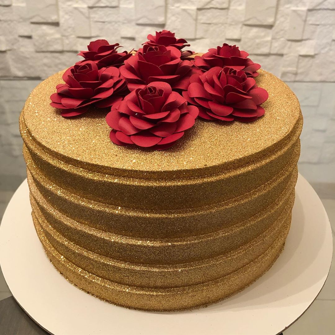 Bolo Dourado 90 Inspirações Para Arrasar Na Decoração Da Festa 