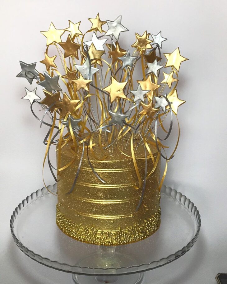 Bolo dourado: 90 inspirações para arrasar na decoração da festa
