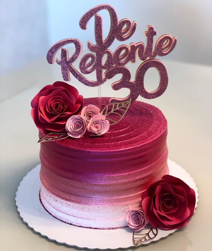 Bolo rosa com glitter  Belos bolos de aniversário, Bolos de