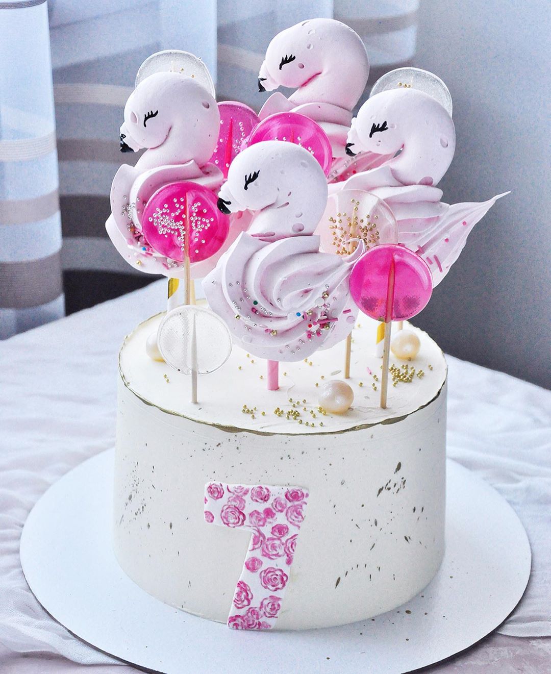 Bolo de flamingo: tutoriais e 110 decorações que são tendência