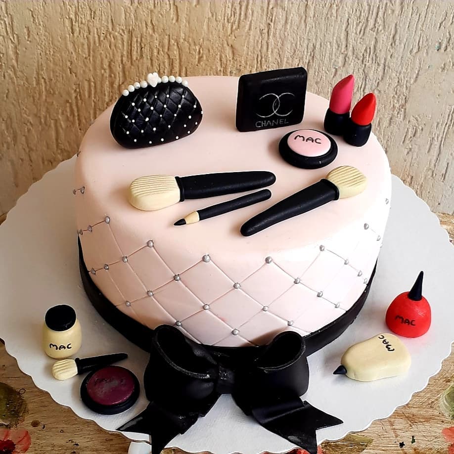 bolo decorado feminino Maquiagem  Bolos de maquiagem, Bolos de aniversário  de maquiagem, Bolos decorados com chantilly