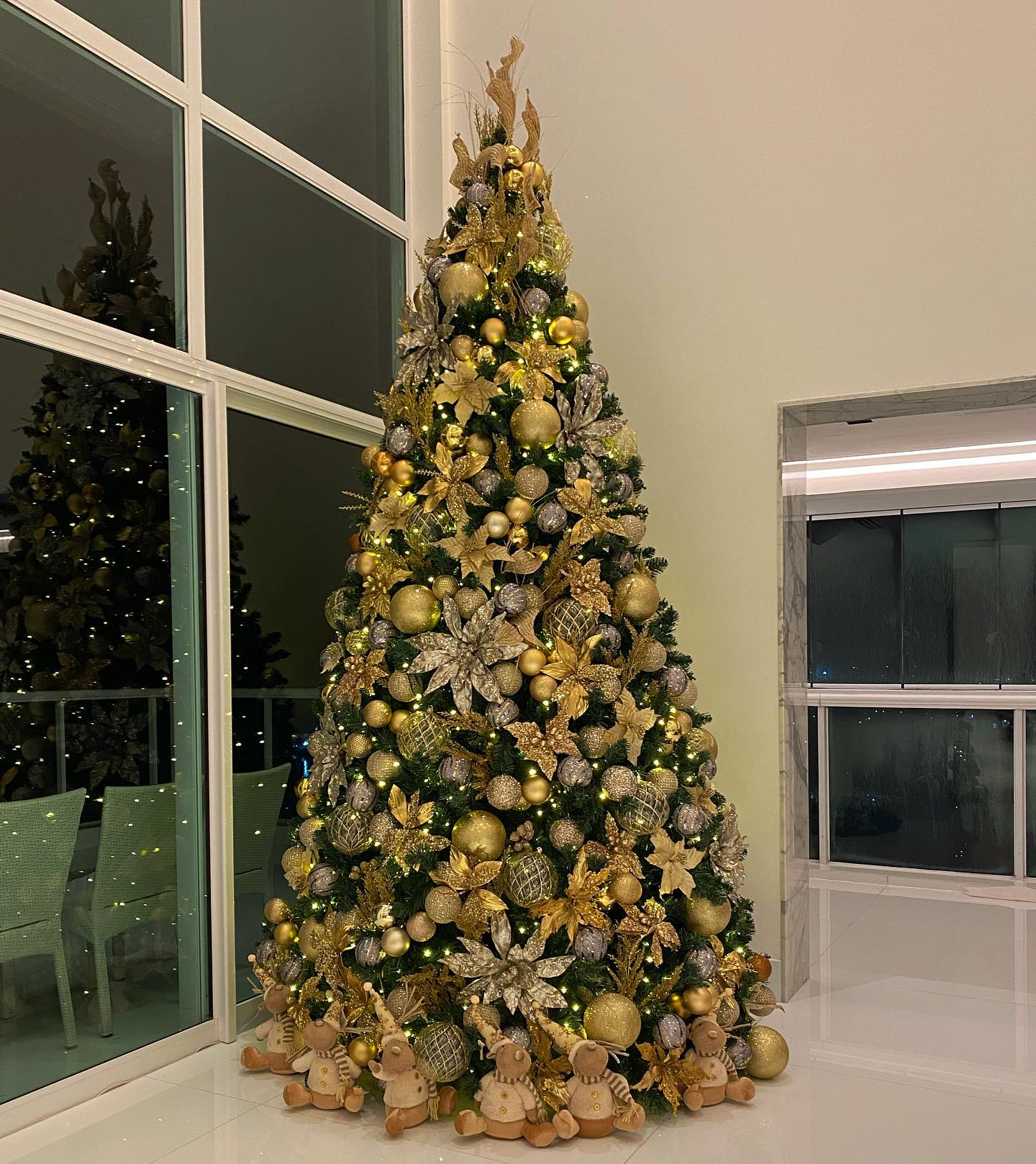 Árvore de Natal dourada: 70 fotos cheias de luz [DICAS]