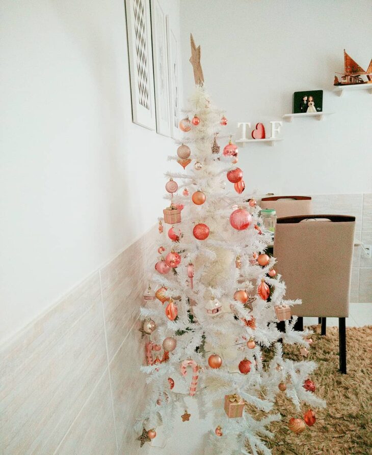 Árvore Branca Já Com A Decoração De Natal Rosa Rose Gold
