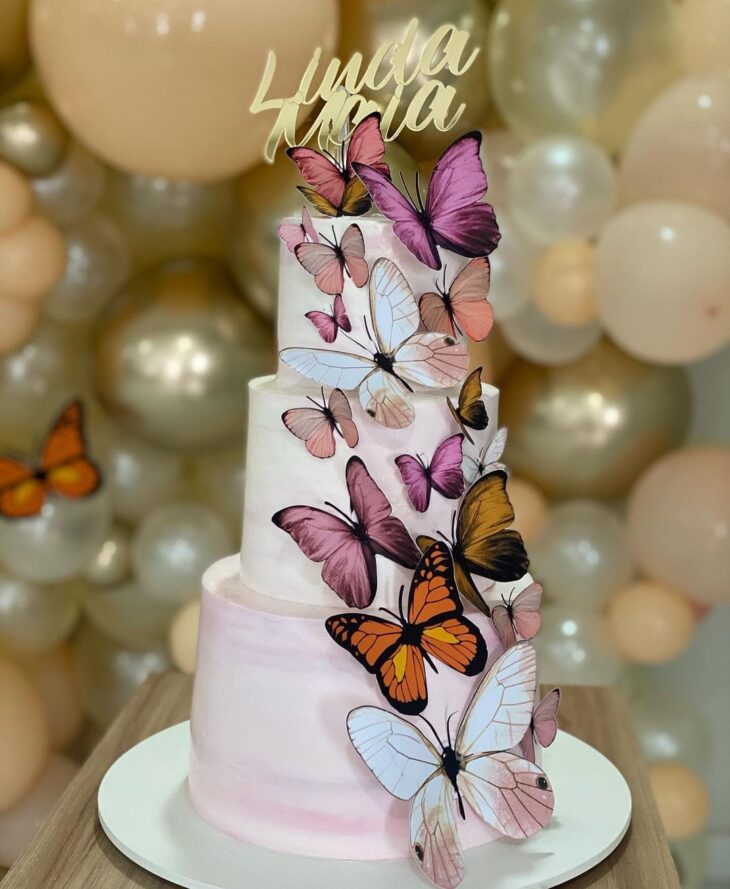 Bolo marsala com borboletas em 2023  Bolo de aniversario adulto, Bolo,  Bolos de aniversário