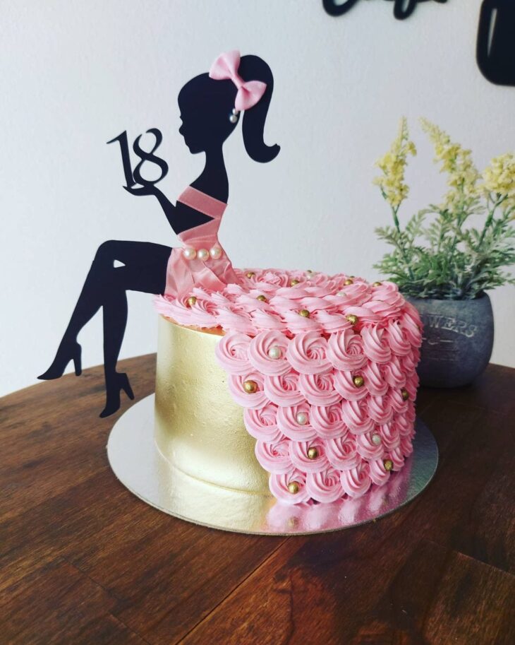 Bolo de 18 anos: modelos lindos e como fazer para celebrar a data  Bolo de  aniversário rosa, Bolo lindo de aniversário, Idéias de bolo de aniversário