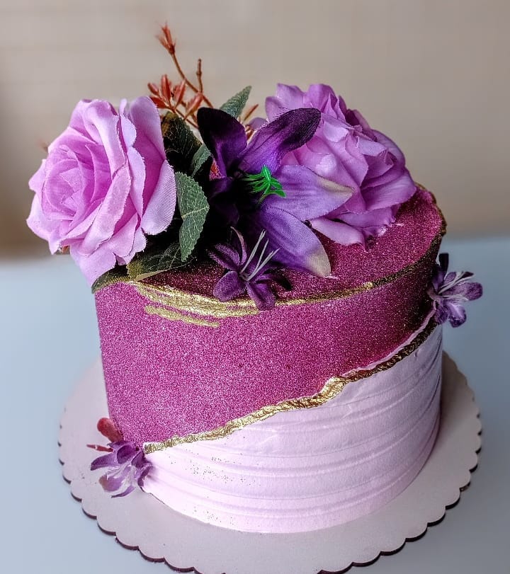 Bolo lilás  Bolos de aniversário roxos, Ideias de bolos, Idéias