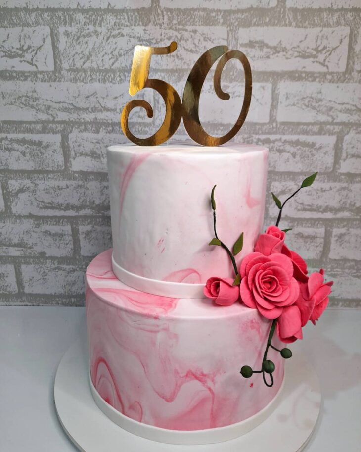 Bolo 50 Anos: 60 Dicas Incríveis Para Comemorar Em Grande Estilo  Bolos de  aniversário, Bolos de aniversário feminino, Bolo de 50 anos