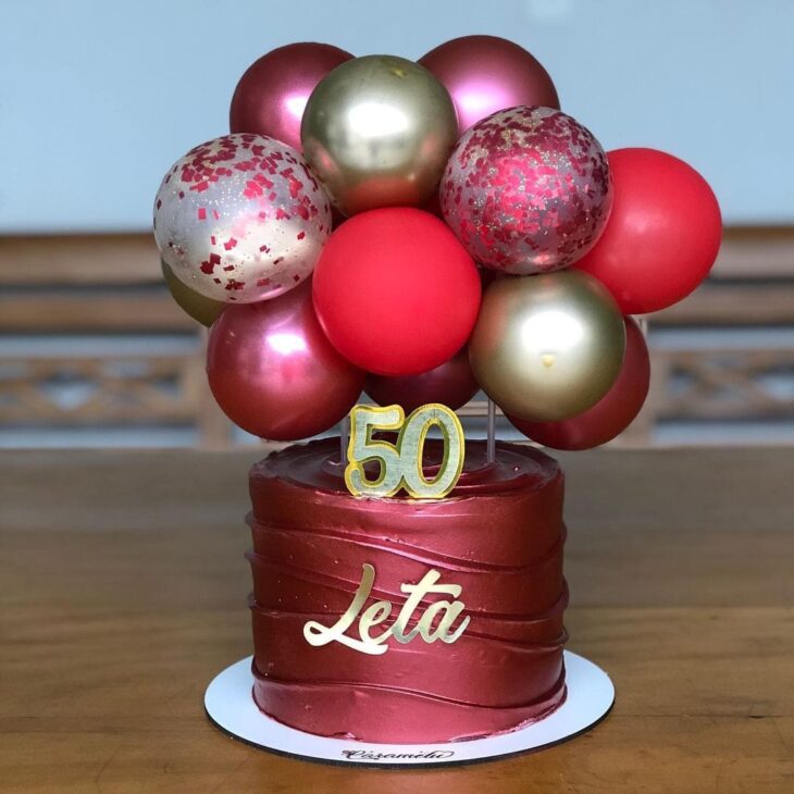 Bolo 50 anos Vermelho e Ouro — Be Nice, Make a Cake