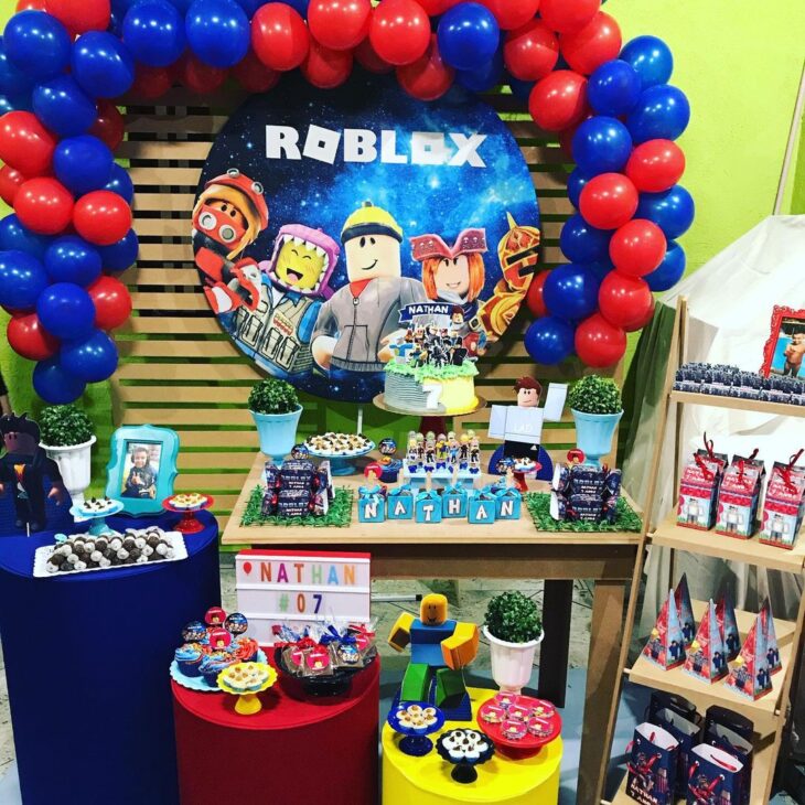Festa Roblox: 30 fotos e tutoriais para fazer uma festa inesquecível  Festa  com decoração de balões, Festa de aniversário na piscina, Ideias de festa  de aniversário