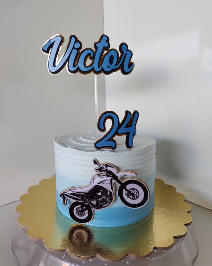 Bolo de chantilly topo moto  Melhores bolos de aniversário, Idéias de bolo  de aniversário, Bolos de decoração