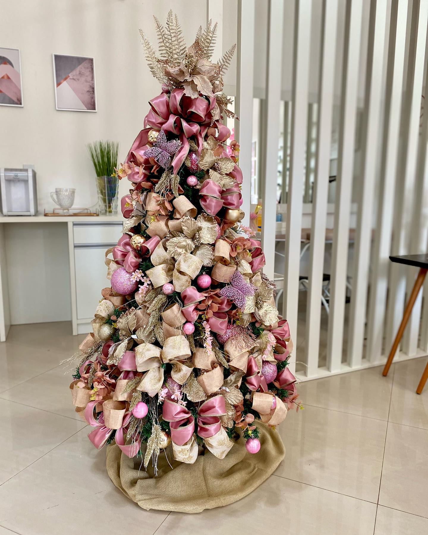 Árvore de Natal Rosa: +68 Ideias para Inovar na Decoração Natalina