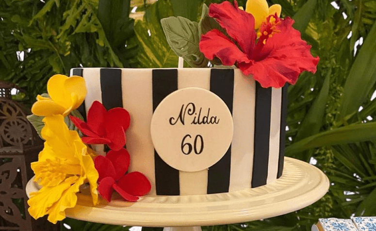 Bolo 60 pessoas  Decoração de bolo, Festas de aniversário de