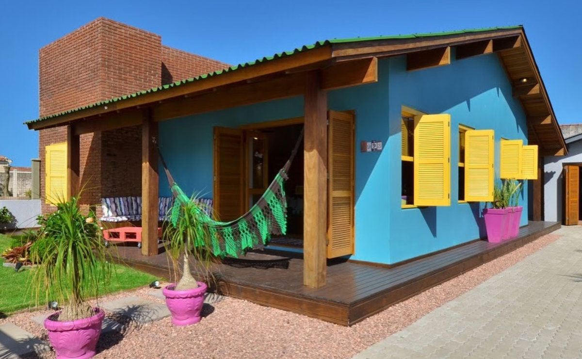 35 projetos de fachadas de casas simples com varanda