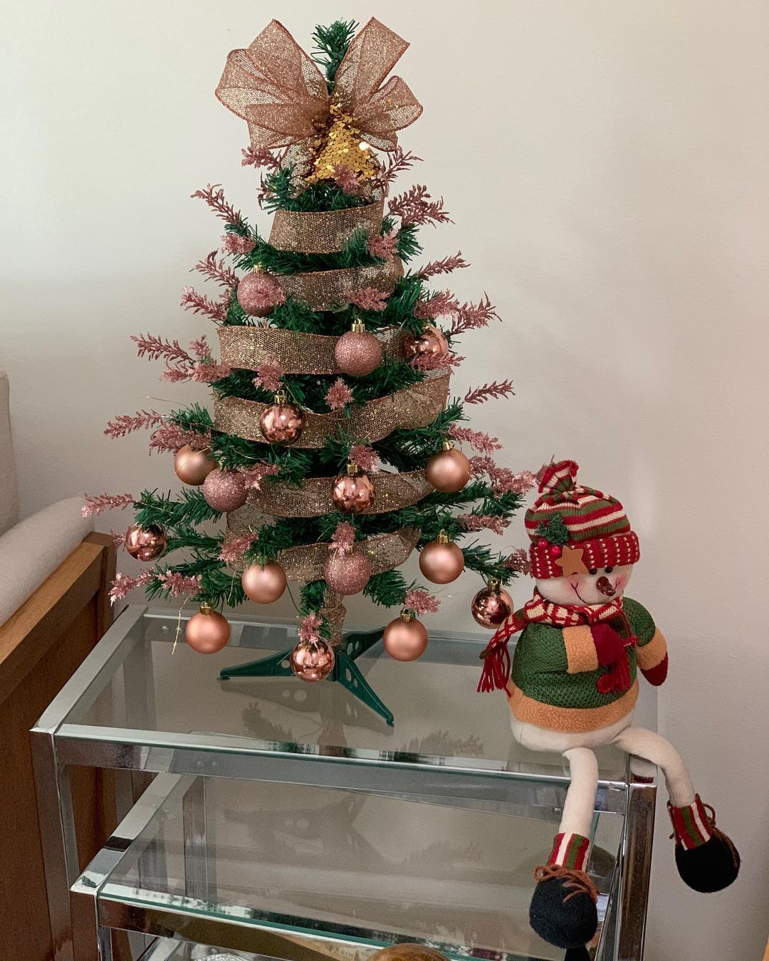 Árvore de Natal: 70 Modelos Para Encontrar a Sua Com Fotos  Arvore de natal  pequena, Mini árvore de natal, Ideias de decoração de natal