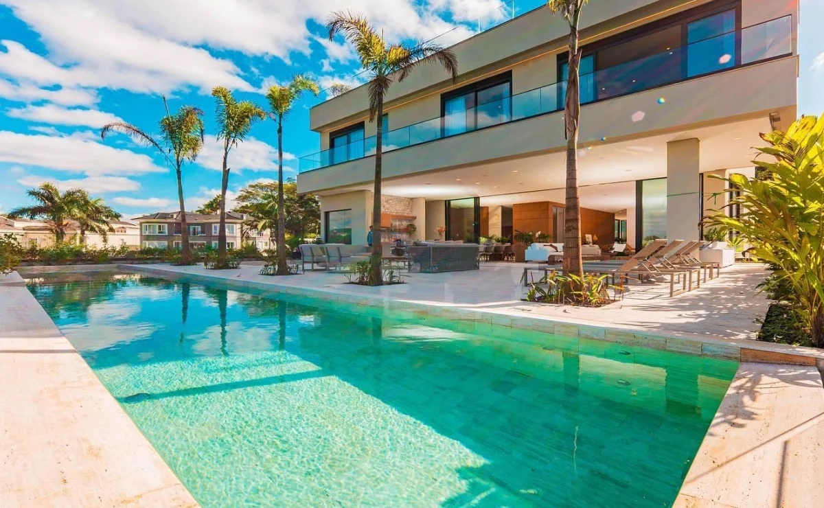 Ostentação: mansão à venda por R$ 50 milhões tem luxo e conforto de sobra